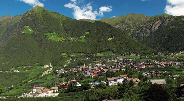 Dorf Tirol bei Meran im Burggrafenamt in Südtirol