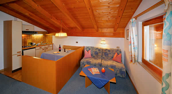 Der Wohnraum unserer Appartment Carmen in Dorf Tirol